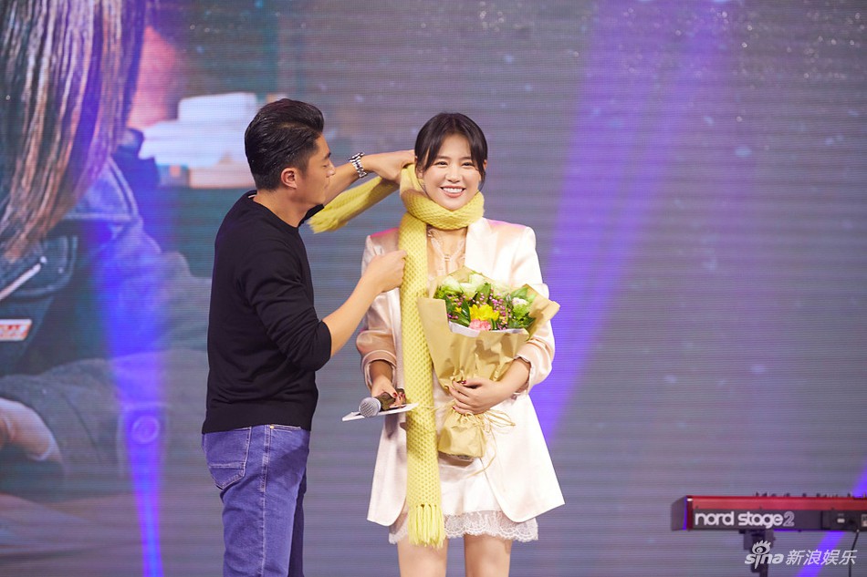 Giữa lùm xùm ly hôn, Hoắc Kiến Hoa ôm Mã Tư Thuần thắm thiết tại họp báo phim - Ảnh 3. Giữa lùm xùm ly hôn, Hoắc Kiến Hoa ôm Mã Tư Thuần thắm thiết tại họp báo phim - Ảnh 3.