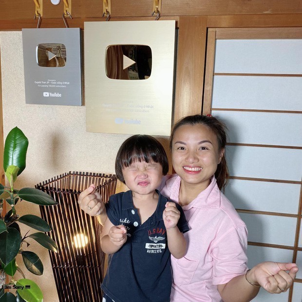 Phát hiện bé Sa – con trai của Quỳnh Trần JP cũng sở hữu kênh Youtube riêng với những nội dung cực bá đạo, thậm chí còn cạnh tranh cực &quot;gắt&quot; với mẹ - Ảnh 1.