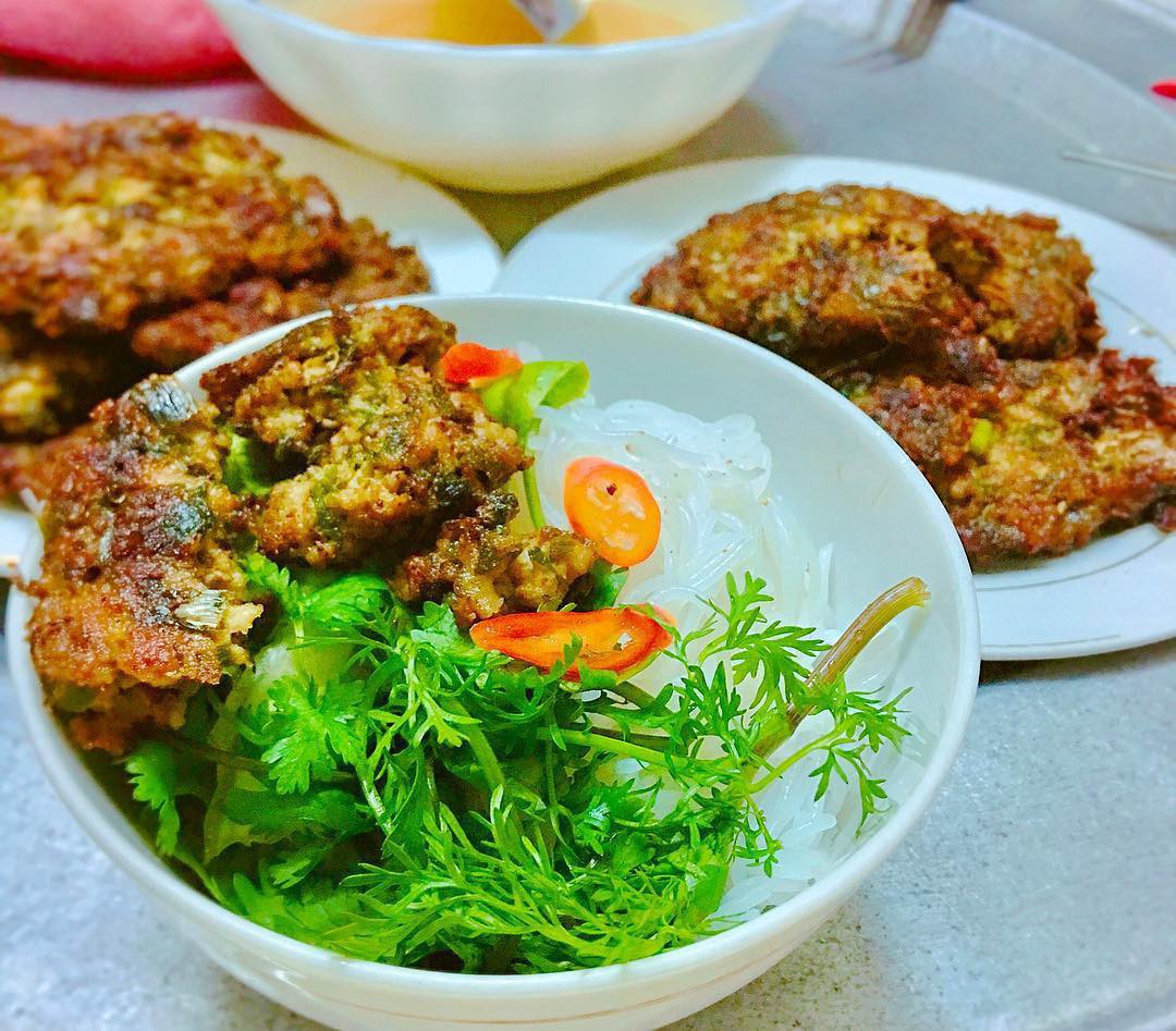 Rươi rất ngon nhưng nếu kh&ocirc;ng biết c&aacute;ch sơ chế rươi đ&uacute;ng, ăn v&agrave;o sẽ ngứa họng, ngộ độc kh&ocirc;ng chừng! - Ảnh 1.