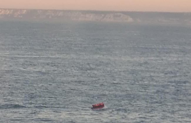 Ám ảnh khoảnh khắc nhóm người di cư bất hợp pháp hoảng loạn kêu cứu trên chiếc xuồng hơi đang chìm giữa biển - Ảnh 1.