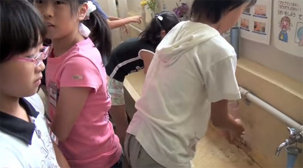 Tận mắt chứng kiến giờ ăn trưa của trẻ em Nhật để thấy các bé đã học được gì từ 45 phút ăn trưa mỗi ngày - Ảnh 4.