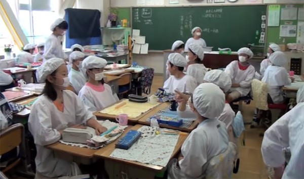 Tận mắt chứng kiến giờ ăn trưa của trẻ em Nhật để thấy các bé đã học được gì từ 45 phút ăn trưa mỗi ngày - Ảnh 9.