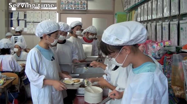 Tận mắt chứng kiến giờ ăn trưa của trẻ em Nhật để thấy các bé đã học được gì từ 45 phút ăn trưa mỗi ngày - Ảnh 10.