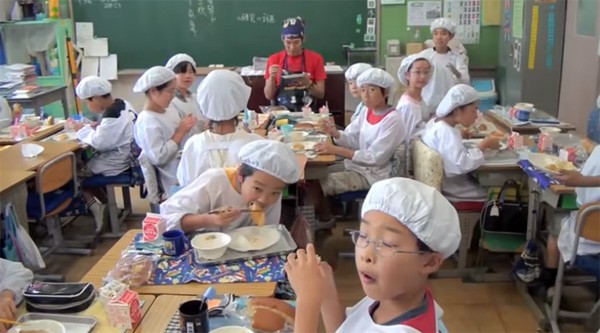 Tận mắt chứng kiến giờ ăn trưa của trẻ em Nhật để thấy các bé đã học được gì từ 45 phút ăn trưa mỗi ngày - Ảnh 14.