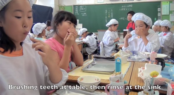 Tận mắt chứng kiến giờ ăn trưa của trẻ em Nhật để thấy các bé đã học được gì từ 45 phút ăn trưa mỗi ngày - Ảnh 16.