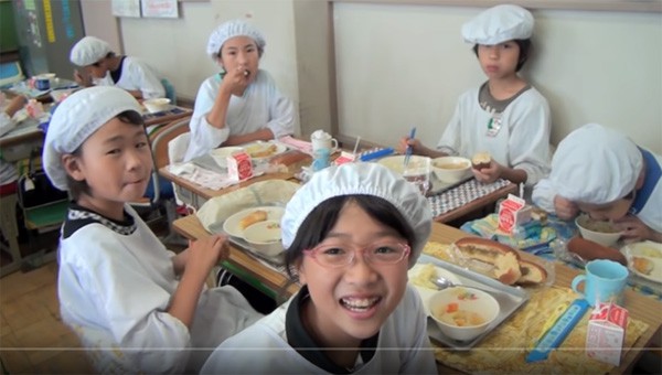 Tận mắt chứng kiến giờ ăn trưa của trẻ em Nhật để thấy các bé đã học được gì từ 45 phút ăn trưa mỗi ngày - Ảnh 11.