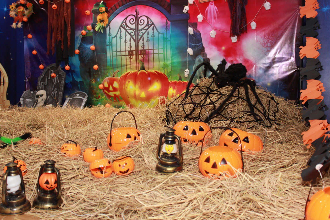 Điểm đến Halloween : H&oacute;a trang ấn tượng tại đ&ecirc;m hội &ldquo;HallotiNi C&agrave; Lang B&iacute; Rợ&rdquo; c&ugrave;ng tiNiWorld - Ảnh 1.