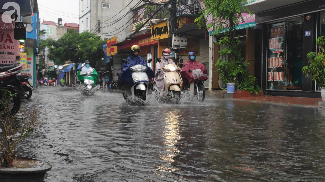Hà Nội đón mưa lớn sau chuỗi ngày nắng hanh, người dân vui mừng vì ô nhiễm không khí được giảm đáng kể - Ảnh 1.