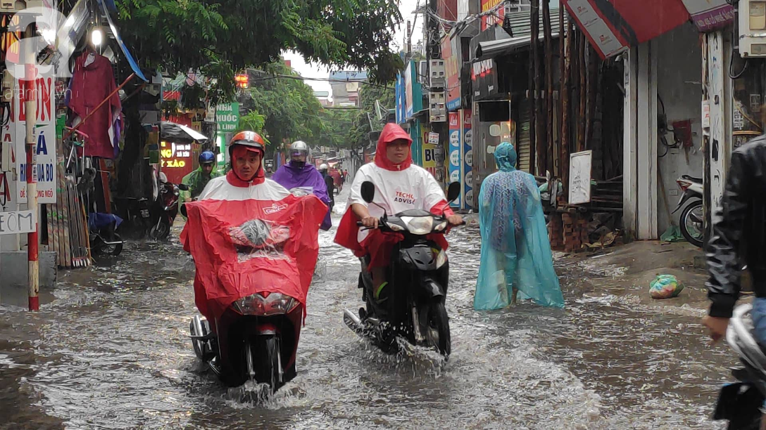 Hà Nội đón mưa lớn sau chuỗi ngày nắng hanh, người dân vui mừng vì ô nhiễm không khí được giảm đáng kể - Ảnh 2.