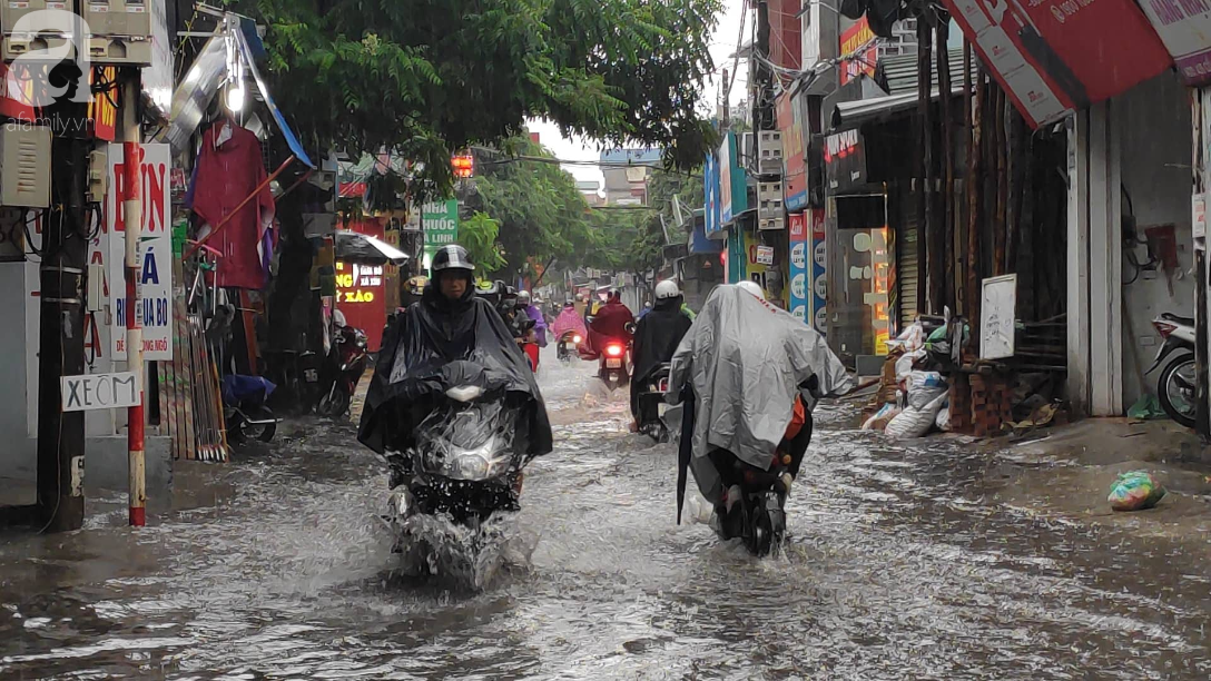 Hà Nội đón mưa lớn sau chuỗi ngày nắng hanh, người dân vui mừng vì ô nhiễm không khí được giảm đáng kể - Ảnh 3.