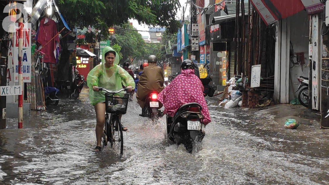 Hà Nội đón mưa lớn sau chuỗi ngày nắng hanh, người dân vui mừng vì ô nhiễm không khí được giảm đáng kể - Ảnh 4.