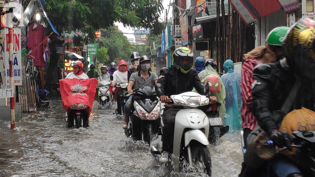 Hà Nội đón mưa lớn sau chuỗi ngày nắng hanh, người dân vui mừng vì ô nhiễm không khí được giảm đáng kể - Ảnh 6.