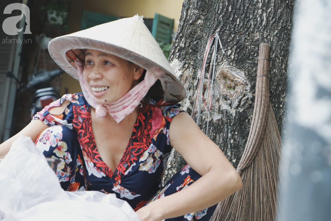 Câu chuyện kỳ lạ về tình mẫu tử của người phụ nữ bán trái cây và chú vịt biết làm nũng ở Sài Gòn - Ảnh 4.