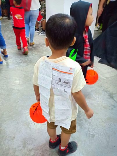 Đi dự tiệc Halloween vẫn không quên đóng tiền điện nước của cậu bé khiến dân mạng cười ngất - Ảnh 1. Đi dự tiệc Halloween vẫn không quên đóng tiền điện nước của cậu bé khiến dân mạng cười ngất - Ảnh 1.