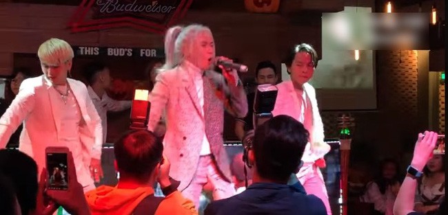 Bị khán giả nam sàm sỡ vùng nhạy cảm ngay trên sân khấu, S.T Sơn Thạch chính thức lên tiếng - Ảnh 1. Bị khán giả nam sàm sỡ vùng nhạy cảm ngay trên sân khấu, S.T Sơn Thạch chính thức lên tiếng - Ảnh 1.