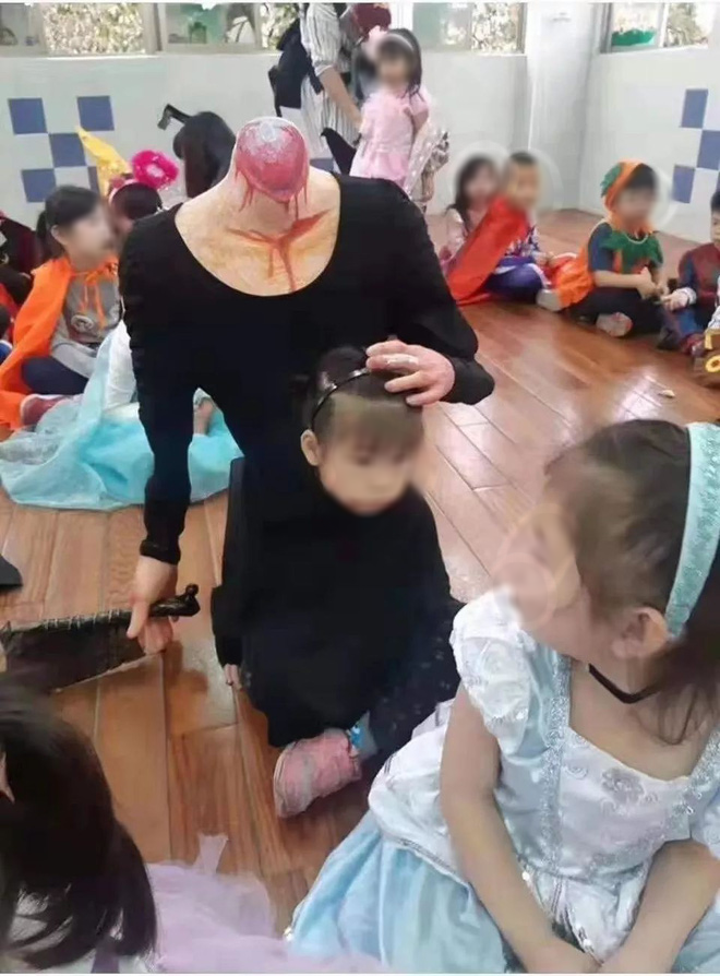 Cosplay người mất đầu cầm dao đến lớp dịp Halloween, bé gái khiến nhiều người hết hồn vì chơi quá lớn - Ảnh 1.
