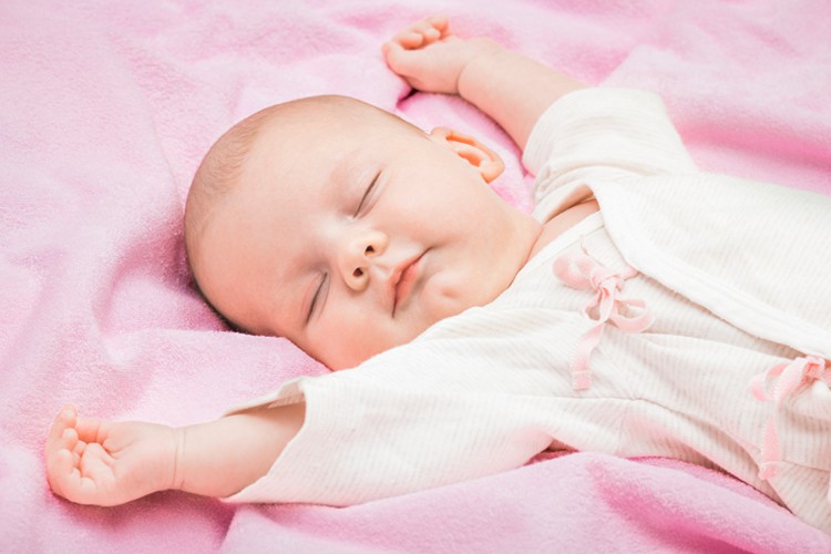 Trẻ ngủ sai tư thế: Mẹ sai lầm, con gánh hậu quả - Ảnh 2.