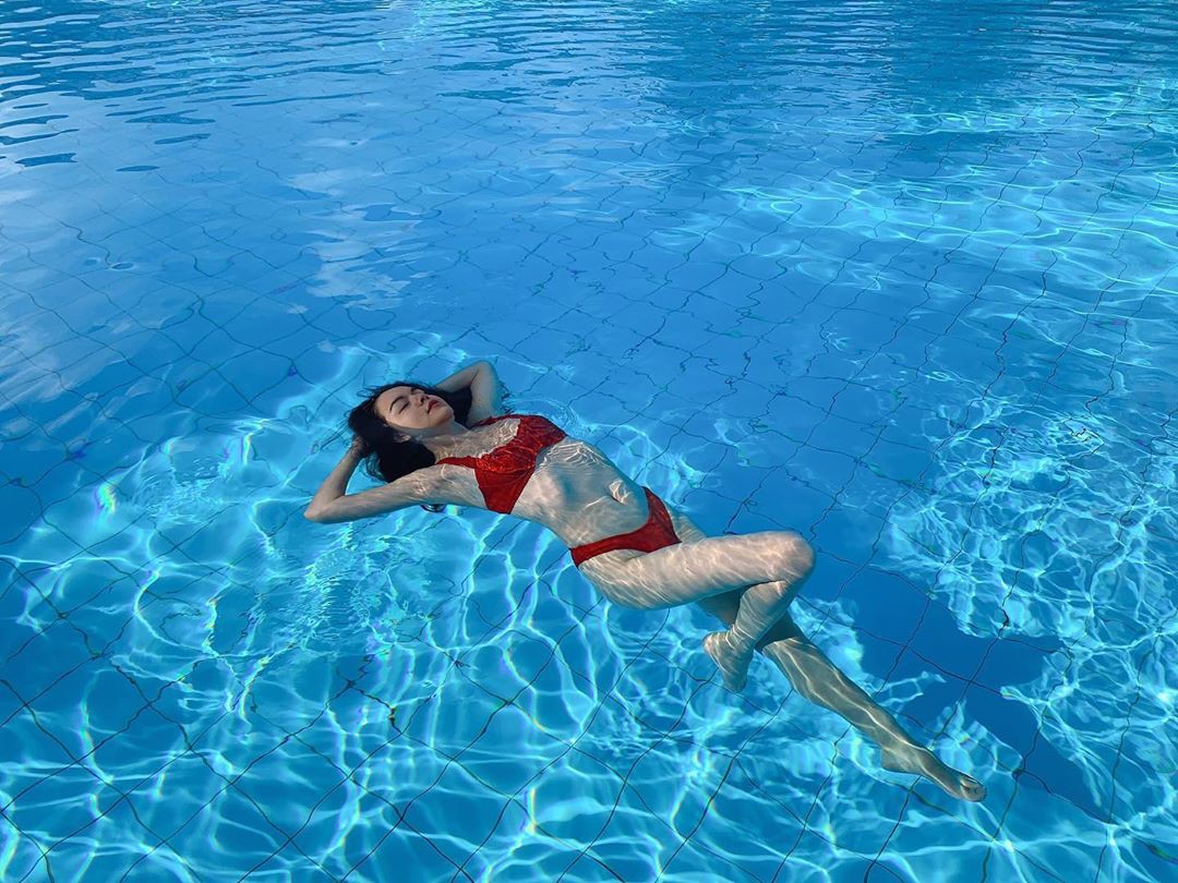Phạm Quỳnh Anh mặc bikini quyến rũ, khoe thân hình cân đối