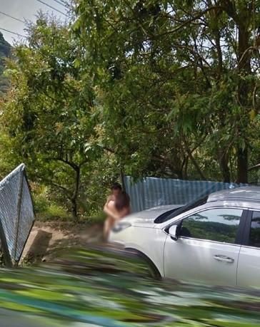 Lợi dụng nấp sau tấm bạc bên vệ đường, cặp đôi vẫn bị bắt tại trận đang “hành sự” bởi chế độ xem phố của Google - Ảnh 2.