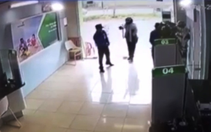 Nóng: Nguyên Thượng úy công an là người cầm súng xông vào ngân hàng Vietcombank ở Thanh Hóa - Ảnh 1.