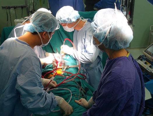 Thoát “nỗi lo kép” trước khi lên bàn mổ tim - Ảnh 1. Thoát “nỗi lo kép” trước khi lên bàn mổ tim - Ảnh 1.