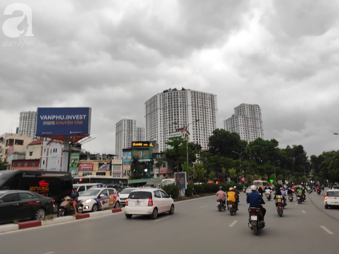 Hà Nội nổi dông bão sau 1 ngày mưa lớn - Ảnh 1. Hà Nội nổi dông bão sau 1 ngày mưa lớn - Ảnh 1.