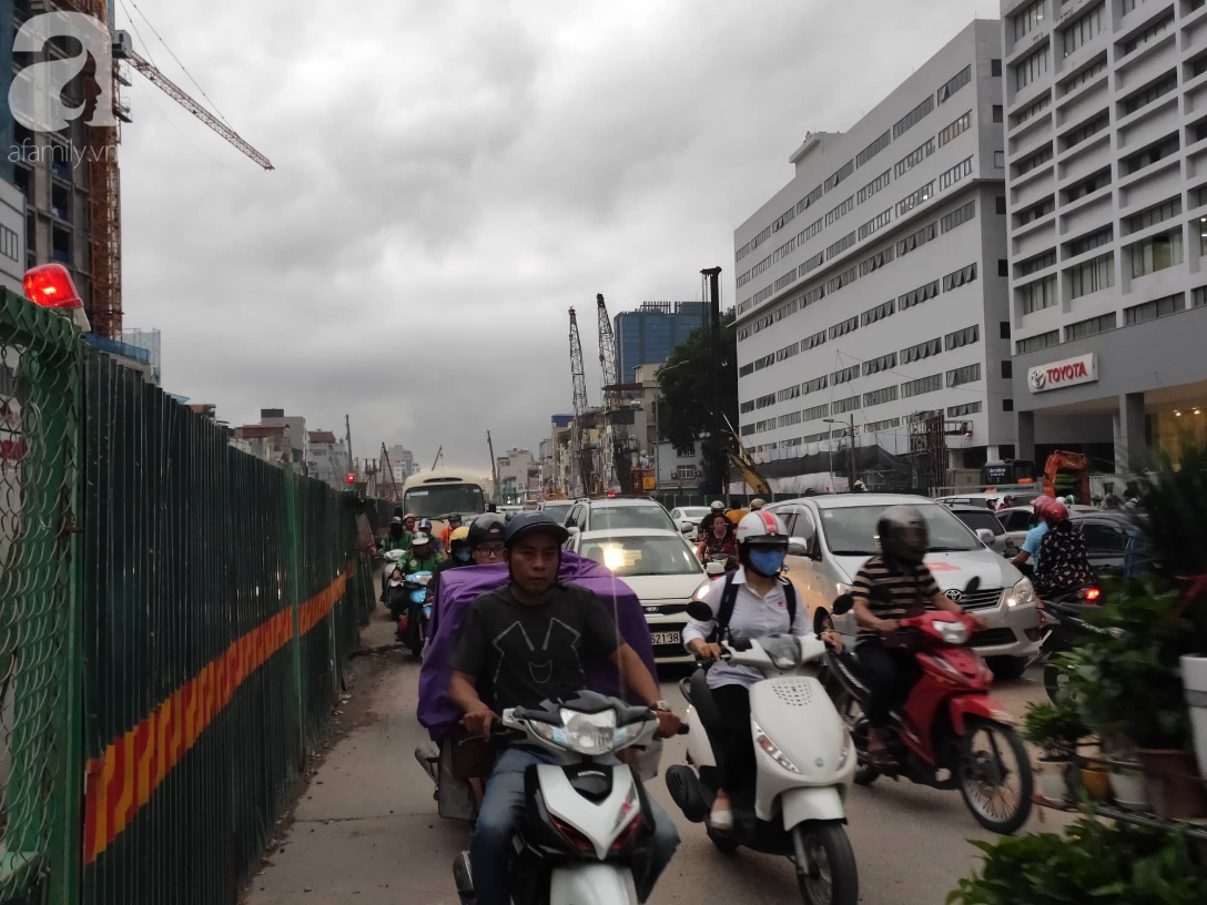 Hà Nội nổi dông bão sau 1 ngày mưa lớn - Ảnh 4. Hà Nội nổi dông bão sau 1 ngày mưa lớn - Ảnh 4.
