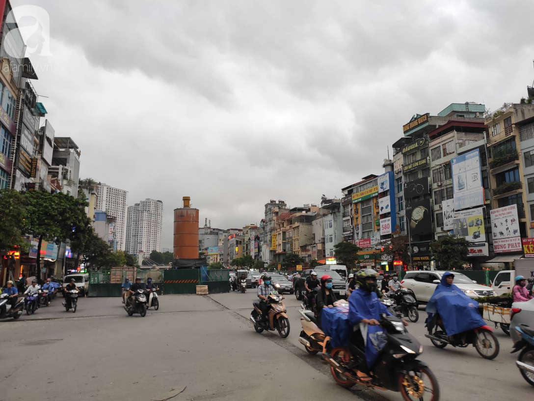 Hà Nội nổi dông bão sau 1 ngày mưa lớn - Ảnh 5. Hà Nội nổi dông bão sau 1 ngày mưa lớn - Ảnh 5.