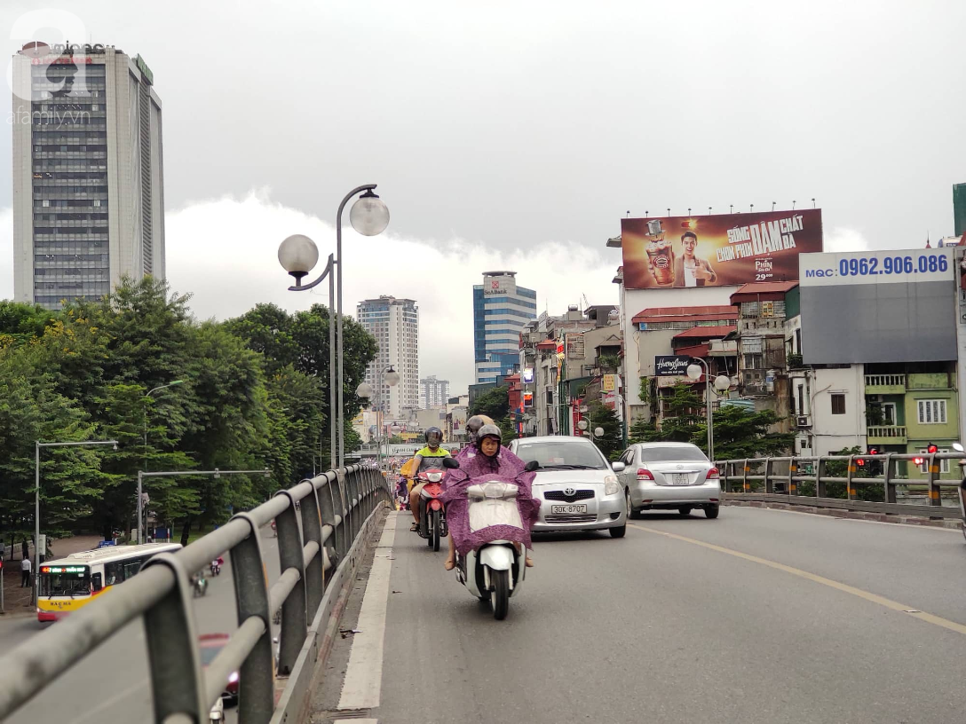 Hà Nội nổi dông bão sau 1 ngày mưa lớn - Ảnh 6. Hà Nội nổi dông bão sau 1 ngày mưa lớn - Ảnh 6.