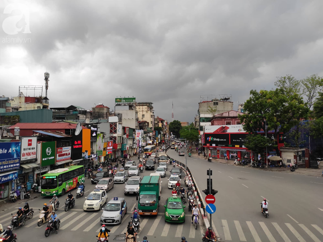 Hà Nội nổi dông bão sau 1 ngày mưa lớn - Ảnh 7. Hà Nội nổi dông bão sau 1 ngày mưa lớn - Ảnh 7.