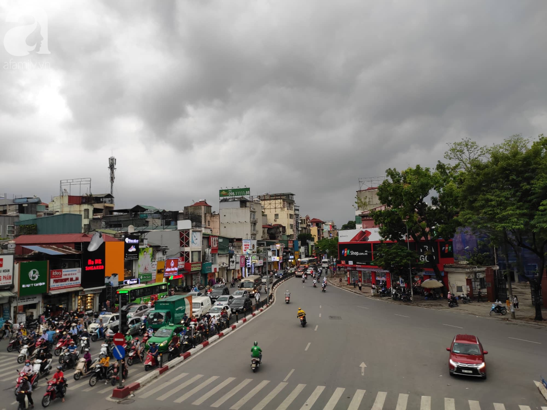 Hà Nội nổi dông bão sau 1 ngày mưa lớn - Ảnh 8. Hà Nội nổi dông bão sau 1 ngày mưa lớn - Ảnh 8.