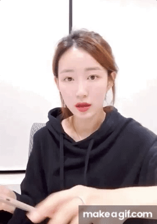 Nữ thần tượng Kpop bật khóc, chắp tay cầu xin fan cuồng sau khi để lộ số điện thoại thành viên chung nhóm trên livestream - Ảnh 1.