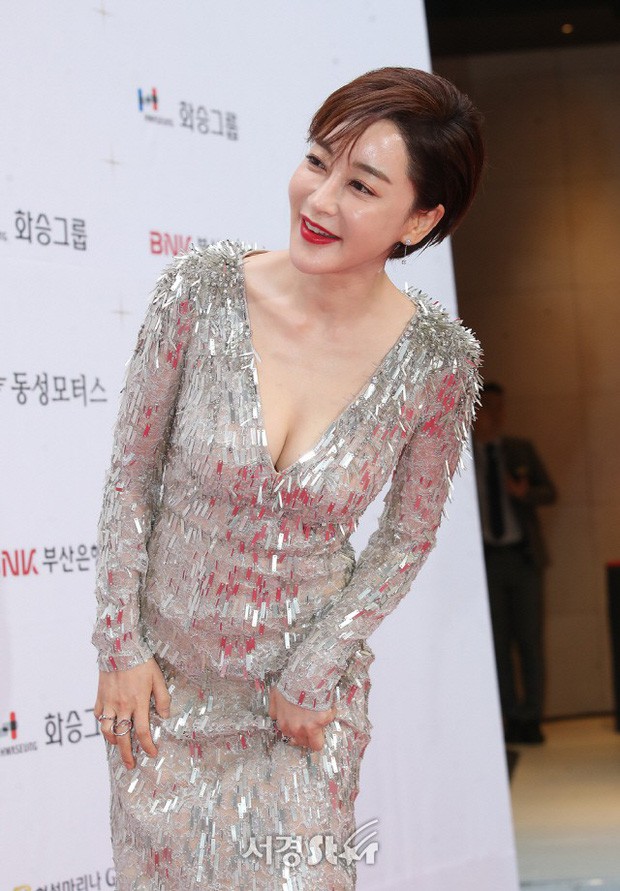 Thảm đỏ Liên hoan Phim Busan ngày 2: Yoona tiếp tục chiếm trọn &quot;spotlight&quot; khi xuất hiện như một nữ thần, nữ hoàng phim nóng Jeon Do Yeon bỗng kín đạo lạ thường - Ảnh 6.