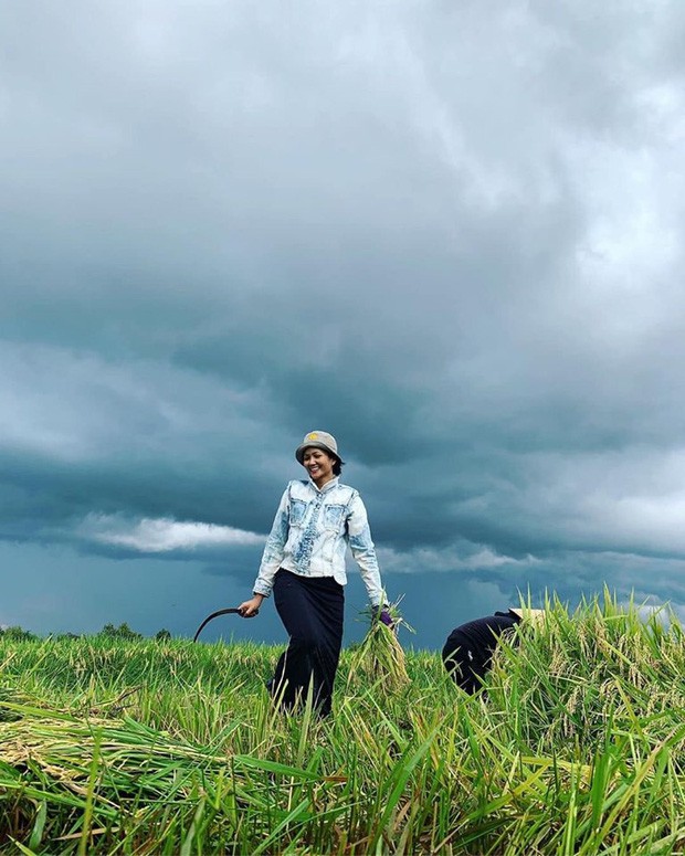 Đường đường là Hoa hậu, không ngờ H'Hen Niê vẫn sẵn sàng làm điều chân quê này - Ảnh 1.