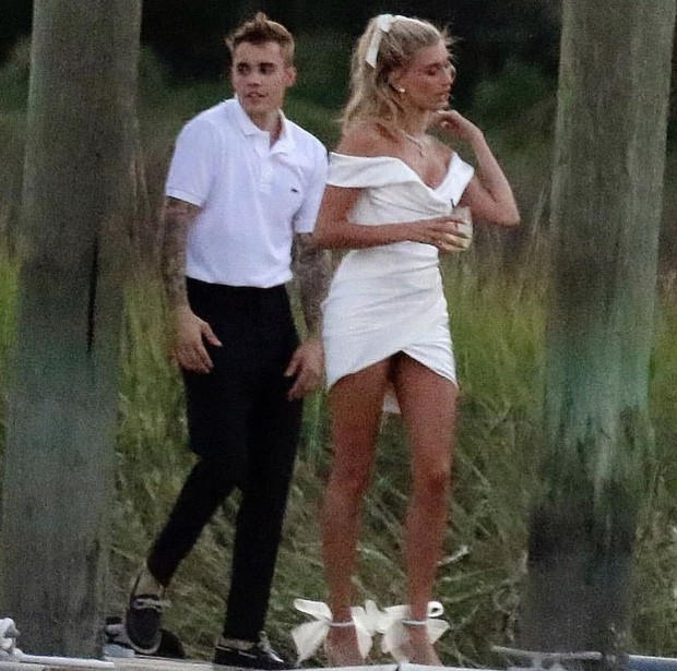 “Chiếc váy trả thù” của công nương Diana được đồn đoán chính là nguồn cảm hứng cho váy cưới tuyệt đẹp của Hailey Bieber - Ảnh 2.