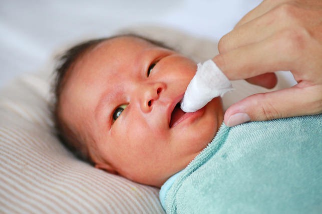 10 kinh nghiệm chăm em bé sơ sinh dành cho những ai lần đầu làm mẹ - Ảnh 4.
