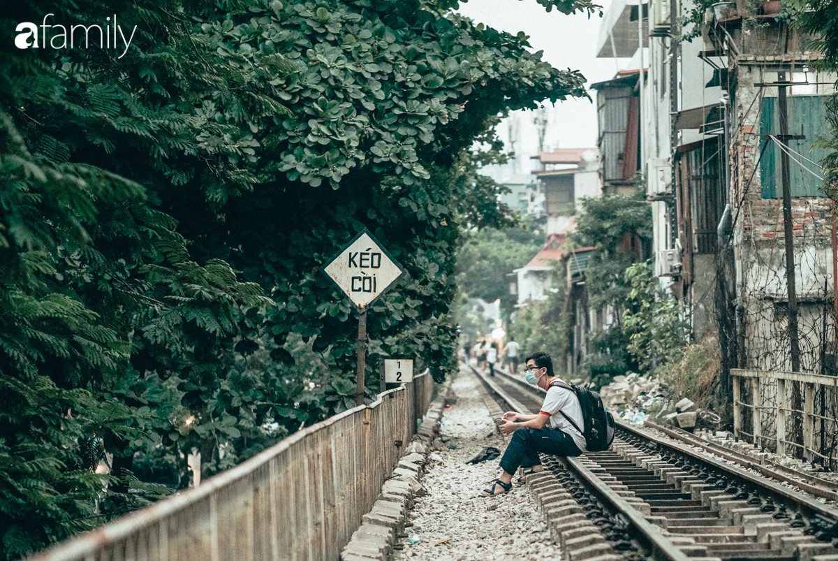 Phố đường tàu Phùng Hưng: Nếu bạn đam mê những hình ảnh đường phố đậm chất Sài Gòn thì hẳn là không thể bỏ qua phố đường tàu Phùng Hưng. Chúng tôi sẽ đưa bạn tới những góc khuất quyến rũ, nơi có sự kết hợp tuyệt vời giữa kiến trúc cổ điển và hiện đại.