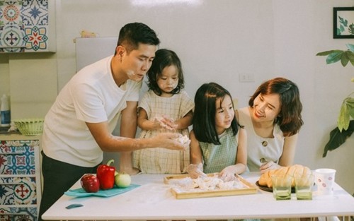Trước khi "đường ai nấy đi", vợ chồng Lưu Hương Giang - Hồ Hoài Anh từng là một "cặp bài trùng" trong cách dạy con - Ảnh 1. Trước khi đường ai nấy đi, vợ chồng Lưu Hương Giang - Hồ Hoài Anh là một "cặp bài trùng" trong cách dạy con - Ảnh 1.