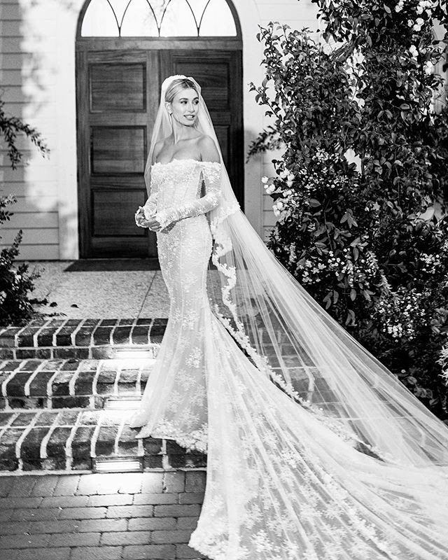 Mãn nhãn trước bộ váy cưới đẹp lộng lẫy cùng nhẫn kim cương siêu khủng của Hailey Baldwin - Ảnh 1.