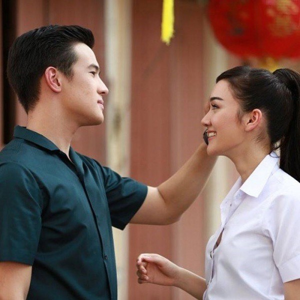 Cô bạn đồng nghiệp khoe món quà 20/10 đắt đỏ, tôi giật nảy mình rồi đau đớn khi đứng bên đường chứng kiến màn yêu đương của bọn họ - Ảnh 2. Cô bạn đồng nghiệp khoe món quà 20/10 đắt đỏ, tôi giật nảy mình rồi đau đớn khi đứng bên đường chứng kiến màn yêu đương của bọn họ - Ảnh 2.