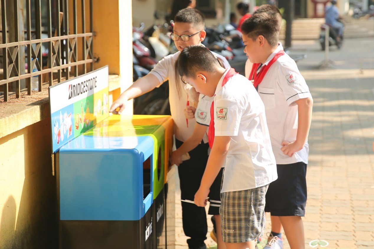 Hơn 9.000 học sinh Hà Nội bắt đầu thói quen phân loại rác tại nguồn - Ảnh 5.
