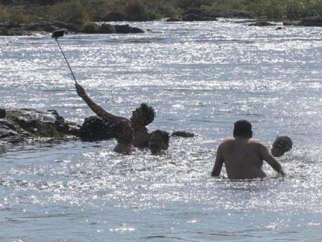 Selfie dưới sông, 4 thành viên trong gia đình thiệt mạng - Ảnh 1.