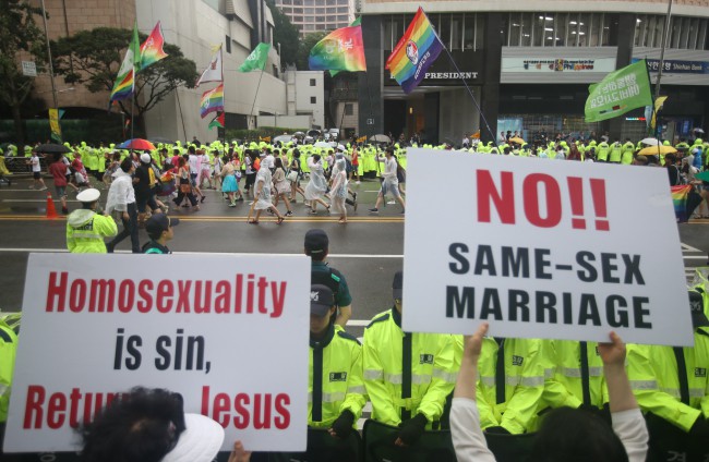 Nỗi khổ của cộng đồng LGBT ở Hàn Quốc: Bị xem như dân thứ cấp, không dám sống đúng với giới tính vì đâu đâu cũng kỳ thị - Ảnh 6.