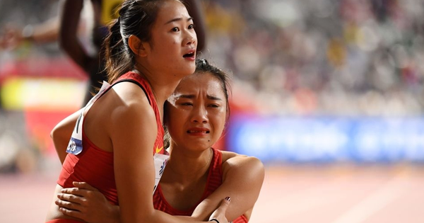 Sửa sai bằng cách chạy... lùi tại vòng chung kết chạy tiếp sức Thế giới, cặp VĐV nữ Trung Quốc bị làng thể thao chê cười - Ảnh 2.