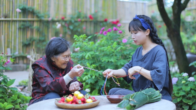 Xuất thân từ gia đình tan vỡ, thời niên thiếu phải bỏ học, ai ngờ “tiên nữ đồng quê&quot; Lý Tử Thất giờ đã trở thành triệu phú ở tuổi 29 - Ảnh 2.