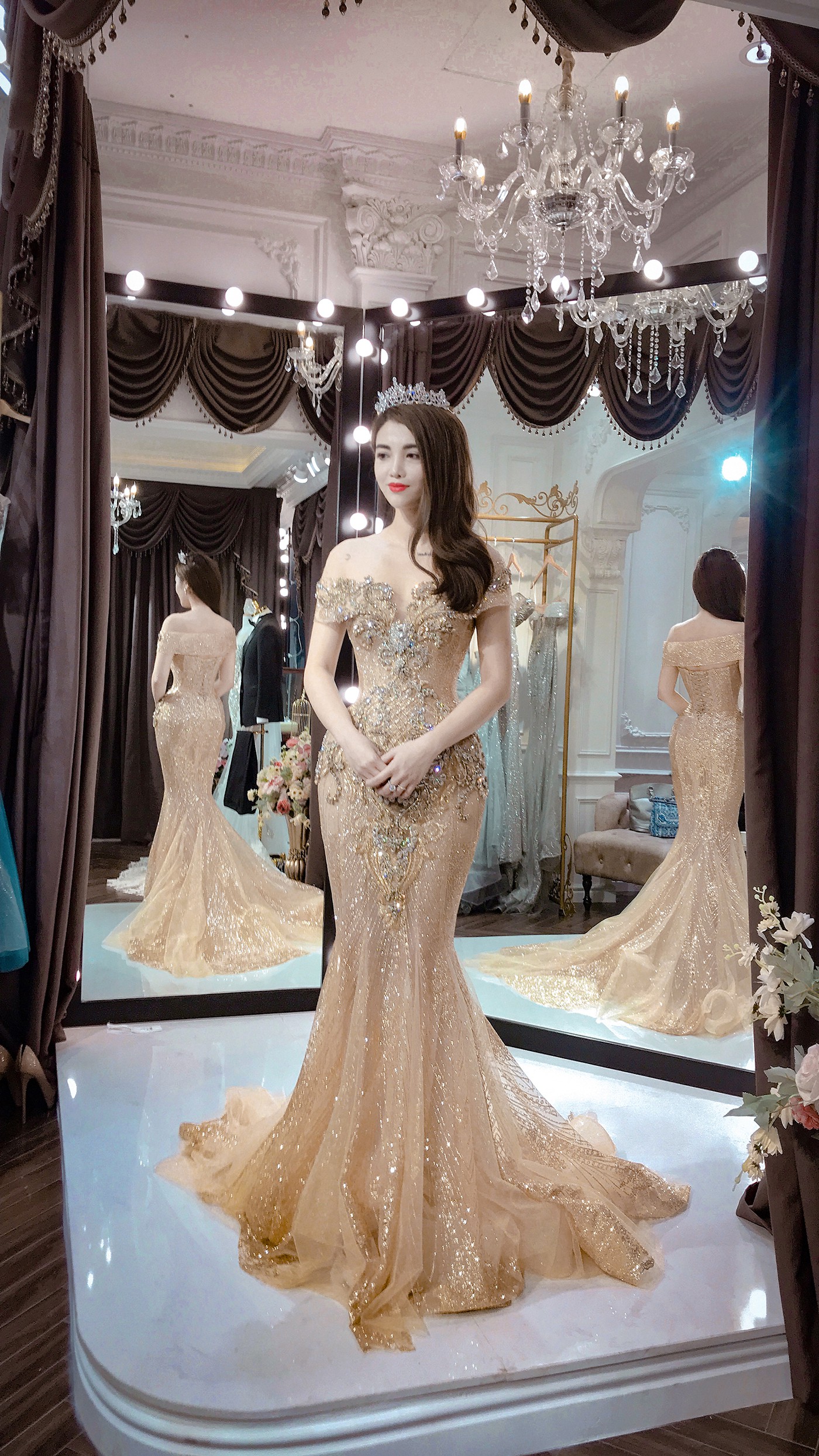 Lộng lẫy và nổi bật trong ngày cưới với váy cô dâu thương hiệu Việt