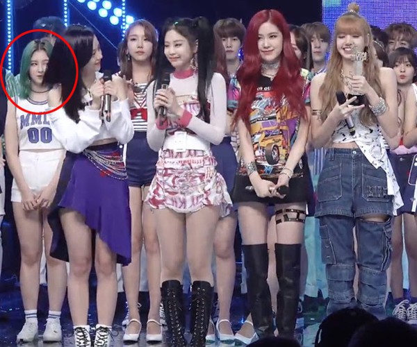 MOMOLAND từ hiện tượng châu Á trở thành &quot;con ghẻ&quot;: Hết bị fan BTS, BLACKPINK phốt thái độ lại bị người trong cuộc tố giả taọ, vì sao thế này? - Ảnh 4.