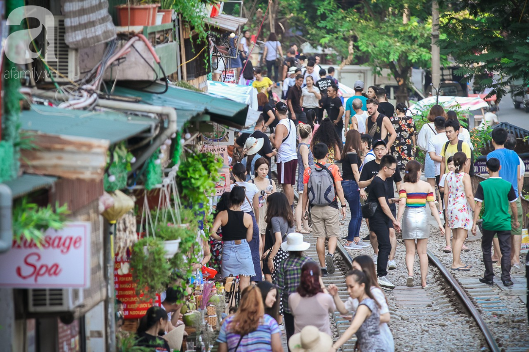 Hà Nội: Xôn xao thông tin đoàn tàu phải dừng đột ngột tại phố cà phê đường ray Phùng Hưng vì du khách chụp ảnh chạy không kịp - Ảnh 1.