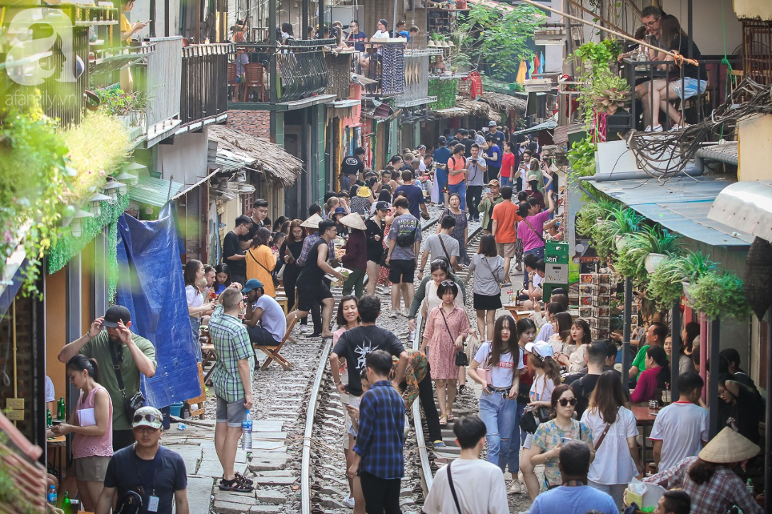 Hà Nội: Xôn xao thông tin đoàn tàu phải dừng đột ngột tại phố cà phê đường ray Phùng Hưng vì du khách chụp ảnh chạy không kịp - Ảnh 2.