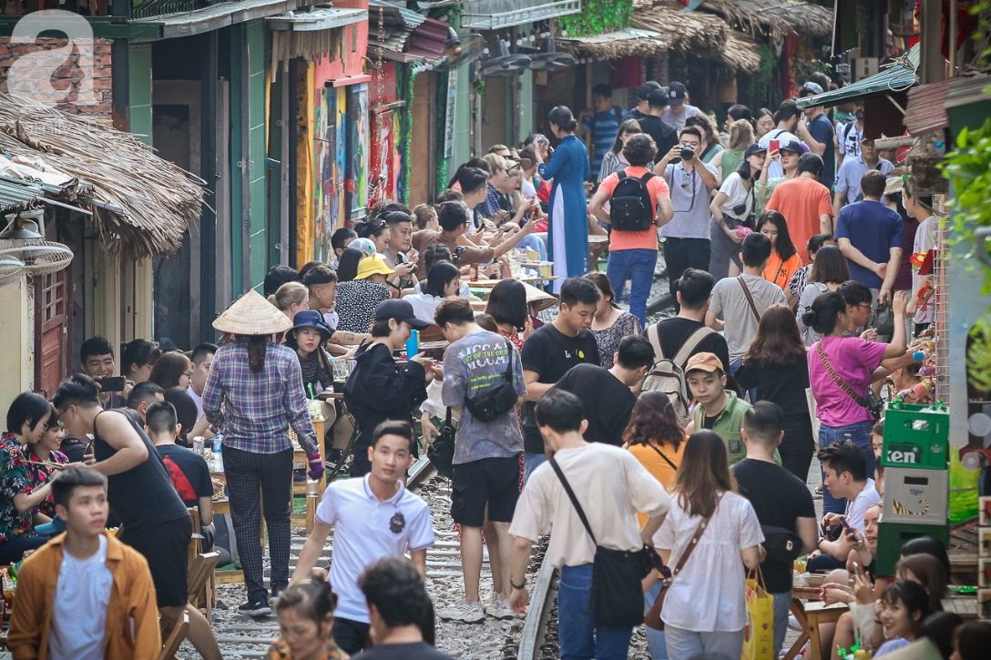 Hà Nội: Xôn xao thông tin đoàn tàu phải dừng đột ngột tại phố cà phê đường ray Phùng Hưng vì du khách chụp ảnh chạy không kịp - Ảnh 3.